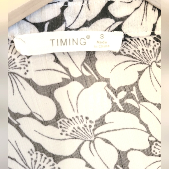 Black and white shrug top size small - Picture 4 of 5